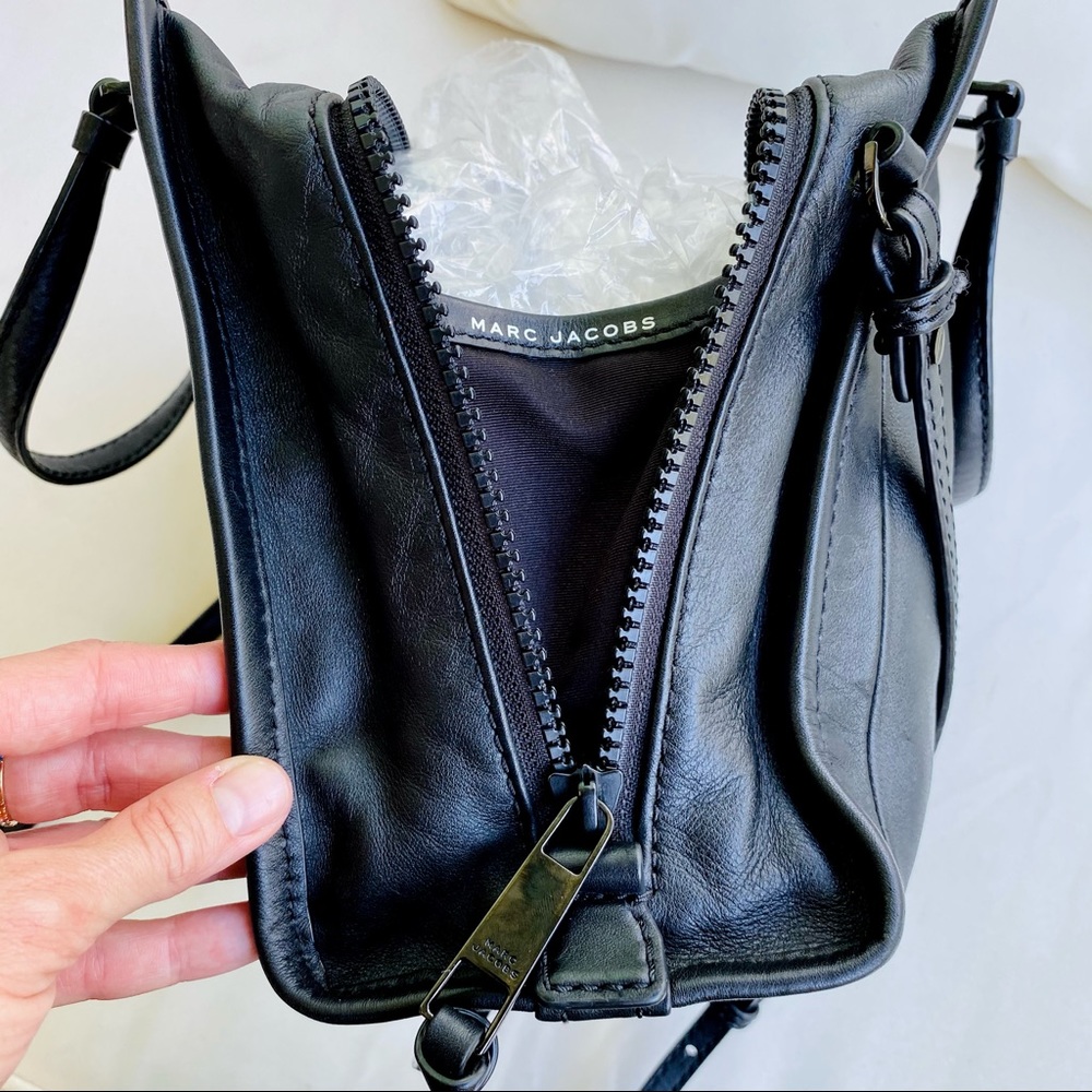 Marc Jacobs The Black Box Shopper EUC - Picture 11 of 16